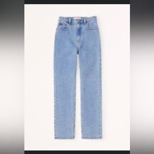 NWT ABERCROMBIE 
Ultra High Rise 90s Straight Jean
Color: MEDIUM
MEDIUM 32 LONG